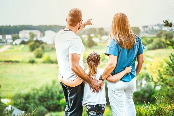 Familj med lilla dotter utomhus — Stockfoto