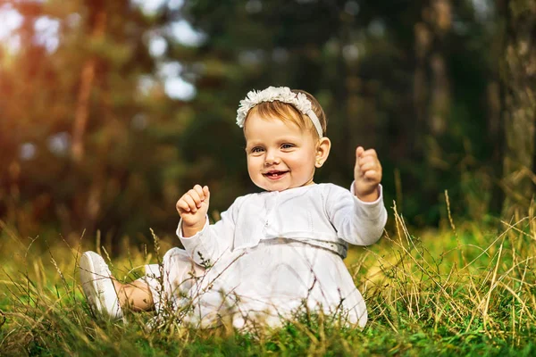 Açık Oynayan Sevimli Küçük Bebek Kız — Stok fotoğraf