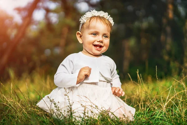 Petite Fille Mignonne Jouant Plein Air — Photo