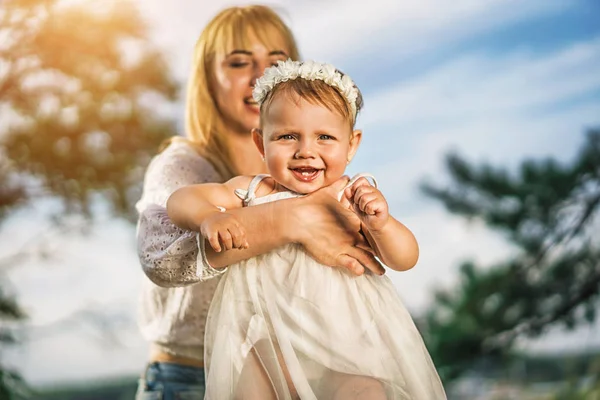 Lycklig Mamma Med Sin Lilla Dotter Spela Utomhus — Stockfoto