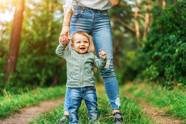 Mãe Feliz Com Sua Filha Brincando Livre — Fotografia de Stock