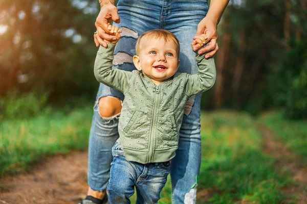 Felice Madre Con Sua Piccola Figlia Giocare All Aperto — Foto Stock