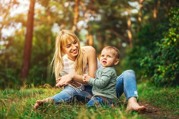 Lycklig Mamma Med Sin Lilla Dotter Spela Utomhus — Stockfoto