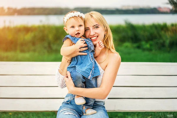 Mère avec sa petite fille jouant en plein air — Photo