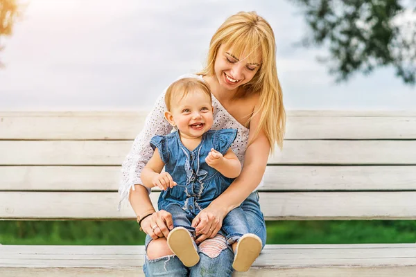 Madre con la sua figlioletta giocare all'aperto — Foto Stock