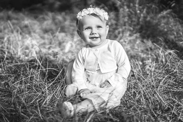 Petite Fille Mignonne Jouant Plein Air Photo Noir Blanc — Photo