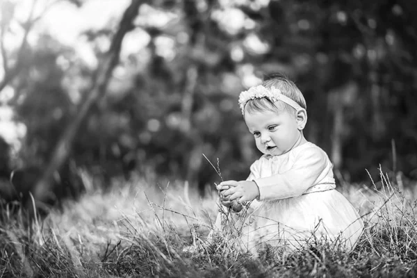 Niedliche Kleine Mädchen Spielen Freien Schwarz Weiß Foto — Stockfoto