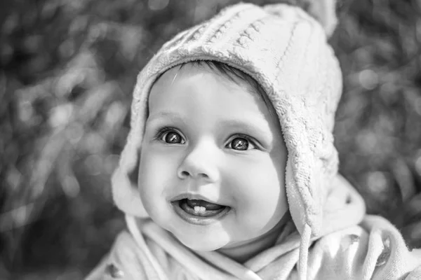 Linda Niña Jugando Aire Libre Foto Blanco Negro — Foto de Stock