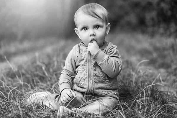 Niedliche Kleine Mädchen Spielen Freien Schwarz Weiß Foto — Stockfoto