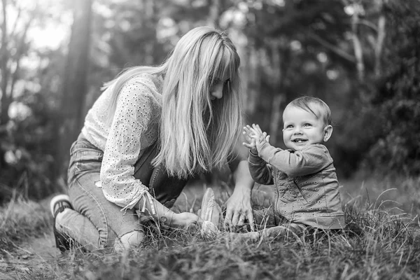 Lycklig Mamma Med Sin Lilla Dotter Spela Utomhus Svartvit Foto — Stockfoto