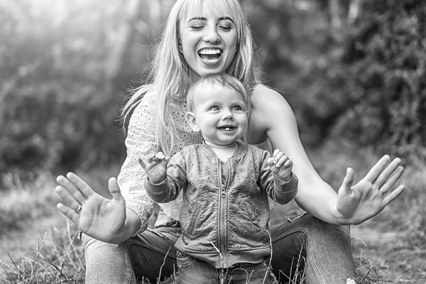 Gelukkig Moeder Met Haar Dochtertje Spelen Outdoor Zwart Wit Foto — Stockfoto