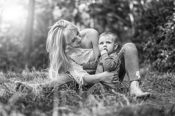 Gelukkig Moeder Met Haar Dochtertje Spelen Outdoor Zwart Wit Foto — Stockfoto