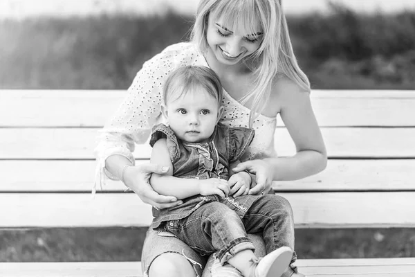 Gelukkig Moeder Met Haar Dochtertje Spelen Outdoor Zwart Wit Foto — Stockfoto