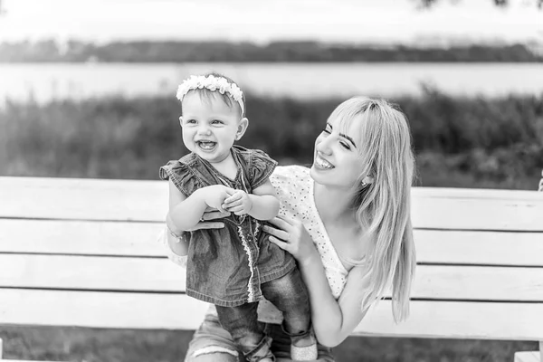 Mãe Feliz Com Sua Filhinha Brincando Livre Preto Branco Foto — Fotografia de Stock