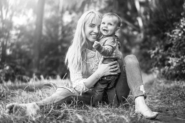 Lycklig Mamma Med Sin Lilla Dotter Spela Utomhus Svartvit Foto — Stockfoto