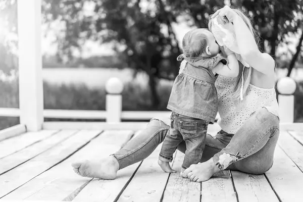 Gelukkig Moeder Met Haar Dochtertje Spelen Outdoor Zwart Wit Foto — Stockfoto