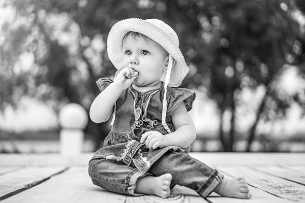 Açık Siyah Beyaz Fotoğraf Oynamak Sevimli Küçük Bebek Kız — Stok fotoğraf