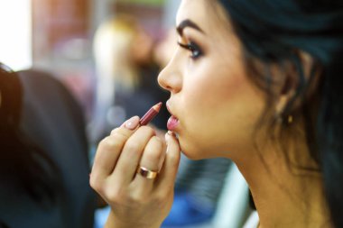 Güzel gelin düğün töreni önce makyaj üzerinde