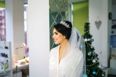 Güzel gelin düğün töreni önce makyaj üzerinde