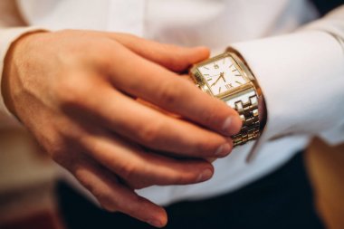 Elinde nöbet arayan erkek