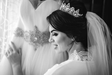 Güzel gelin düğün töreni önce giyinmek