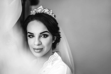 Güzel gelin düğün töreni önce giyinmek