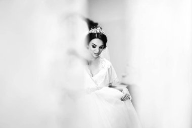 Güzel gelin düğün töreni önce giyinmek