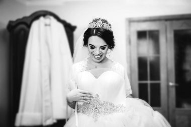 Güzel gelin düğün töreni önce giyinmek