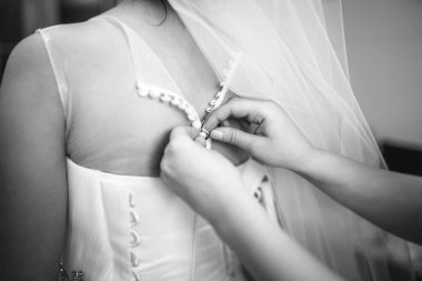 Güzel gelin düğün töreni önce giyinmek