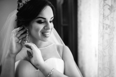 Güzel gelin düğün töreni önce giyinmek