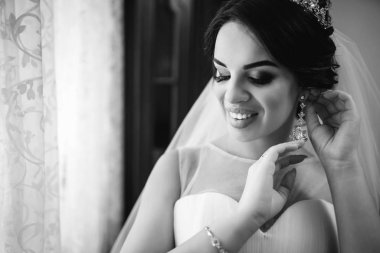 Güzel gelin düğün töreni önce giyinmek