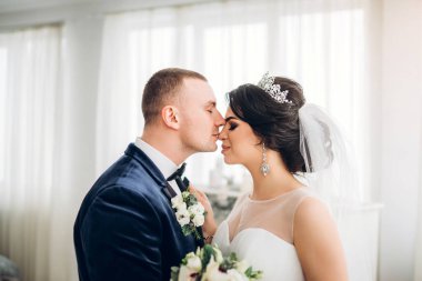 Genç ve güzel düğün çifti