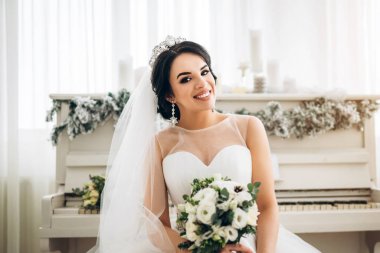 Güzel genç gelin düğün buketi ile