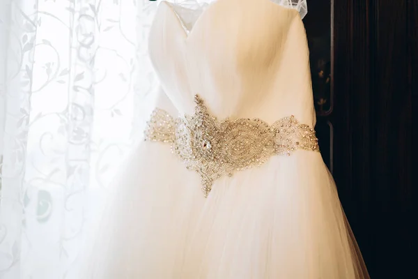Krásné Svatební Šaty Visí Místnosti Nevěsty — Stock fotografie