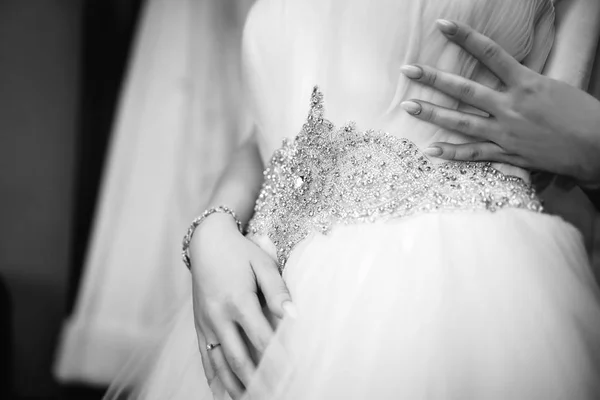 Schöne Braut Verkleidet Sich Vor Der Trauung — Stockfoto