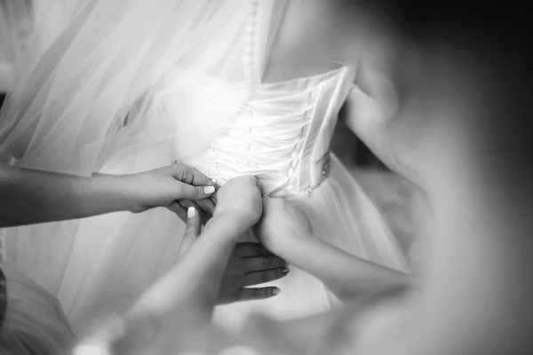 Mooie Bruid Kleden Voordat Ceremonie Van Het Huwelijk — Stockfoto