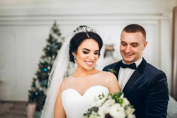 Hübsches Junges Hochzeitspaar — Stockfoto