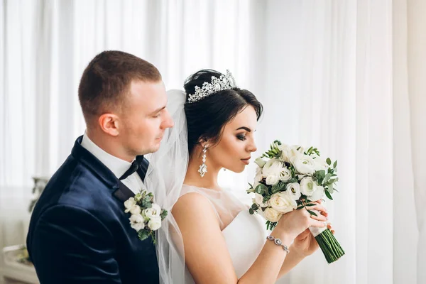 Pretty Young Wedding Couple — Stock Photo, Image