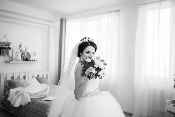 Bella Giovane Sposa Con Bouquet Sposa — Foto Stock