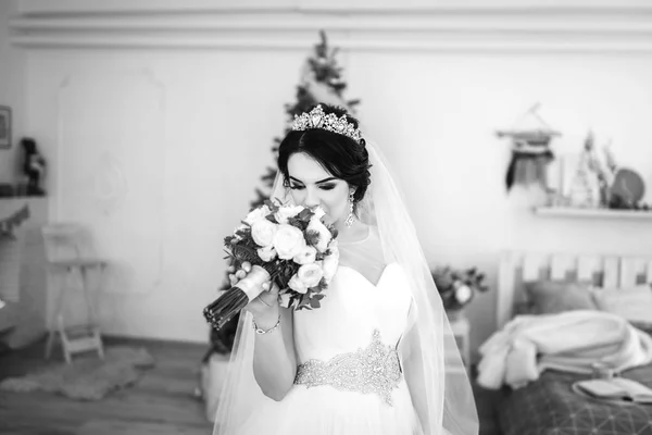 Schöne Junge Braut Mit Brautstrauß — Stockfoto