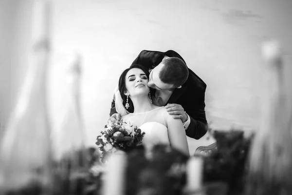 Pretty Young Wedding Couple — Stock Photo, Image