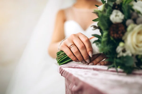 Φωτογραφία Closeup Χέρι Νύφες Δαχτυλίδι Και Μπουκέτο Λουλούδια — Φωτογραφία Αρχείου