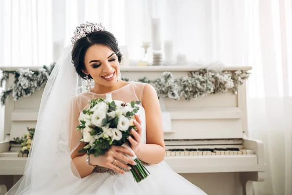 Bella Giovane Sposa Con Bouquet Sposa — Foto Stock