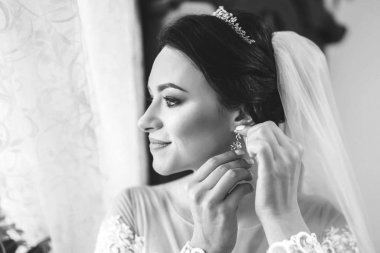 Güzel gelin düğünden önce giyinmek 