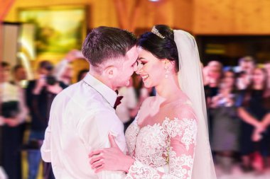 Güzel düğün çift ilk dans