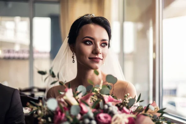 Schöne Braut Mit Blumenstrauß — Stockfoto