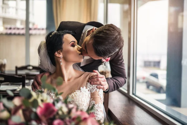 Hübsche Hochzeitsgäste Entspannen Sich Restaurant — Stockfoto