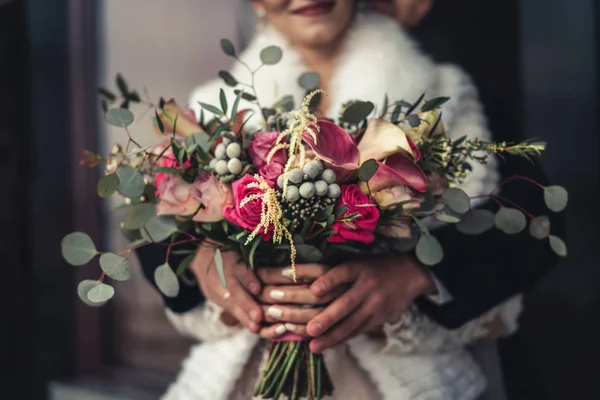 Pretty Wedding Couple Outdoor — Stock Photo, Image