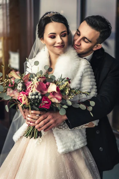 Pretty Wedding Couple Outdoor — Stock Photo, Image