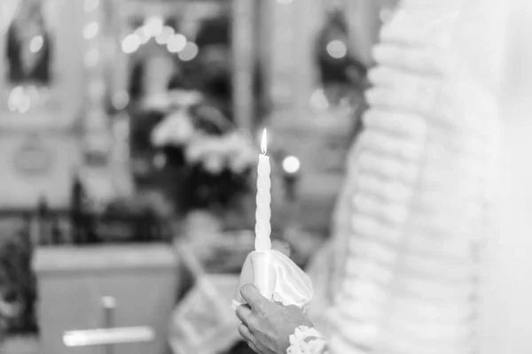 Bröllop Ceremoni Kyrkan Med Ljus Händerna — Stockfoto